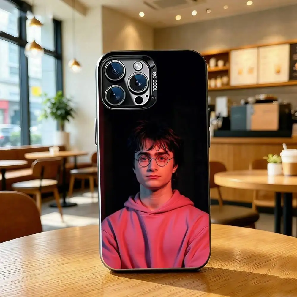 Чехол для телефона с изображением актера Дэниела Рэдклиффа для iPhone 17, 16, 15, 14, 13, 12, 11 Plus, Pro Max, XS, цветное серебряное покрытие внутри (art.: 3920db6f9fbbb) - 3920db6f9fbbb