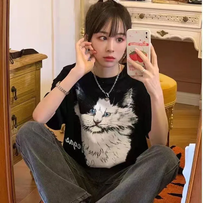 

2022 new sweet and cool blue-eyed cat black T-shirt women's summer loose and thin design retro short-sleeved cotton top