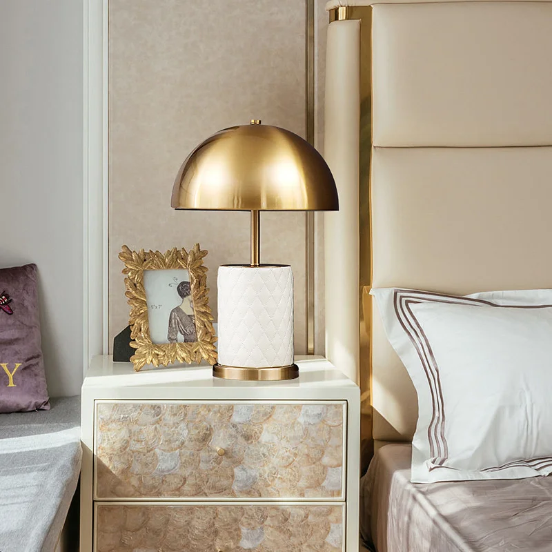 

Роскошная настольная лампа в стиле пост-модерн, модный креативный светильник для гостиной, спальни, прикроватного столика, кабинета, украше...