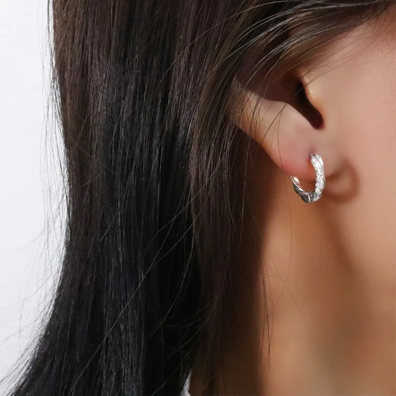 Очаровательные геометрические серьги-кольца с жареным тестом и цирконием для