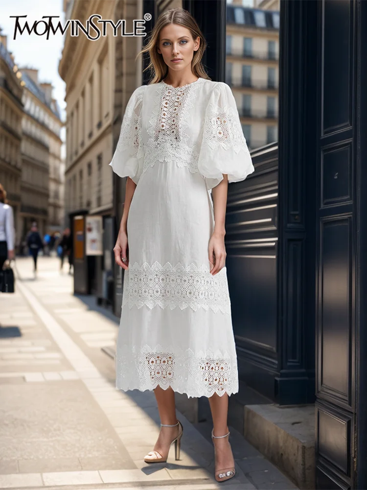 Женское ажурное платье TWOTWINSTYLE белое однотонное Свободное с круглым вырезом