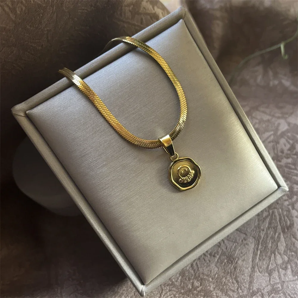 Маленькая круглая женская подвеска из нержавеющей стали в виде Медузы