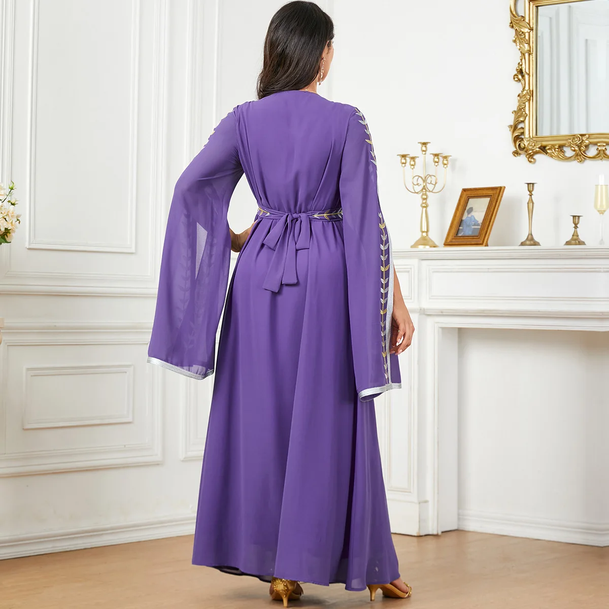 Женское платье-абая с вышивкой