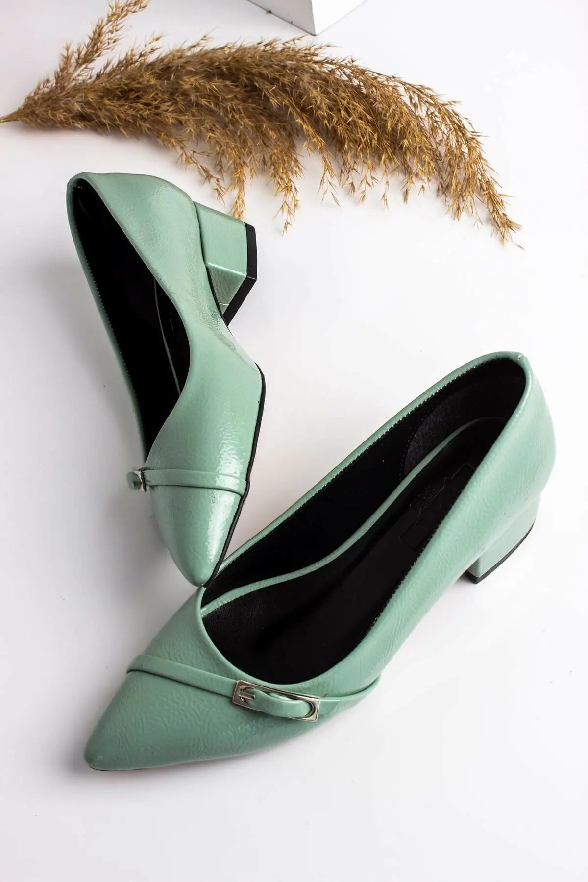 

Four Patent Leather High Heels Pointed Toe Crossed Belt