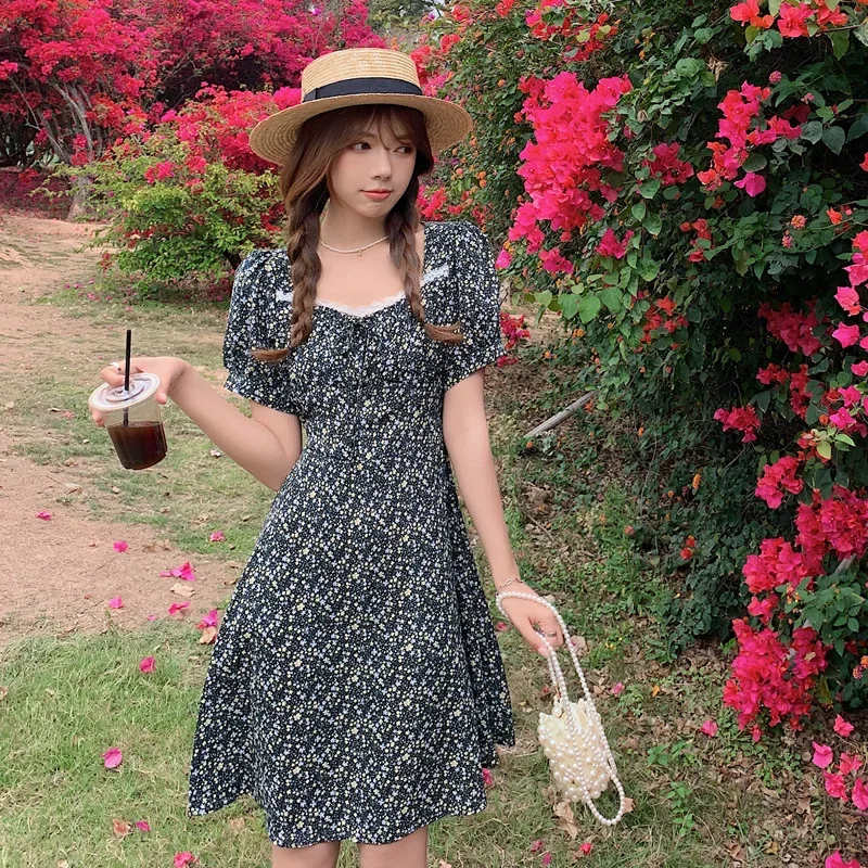 Романтическое платье для похудения с ароматным цветочным краем и v-образным