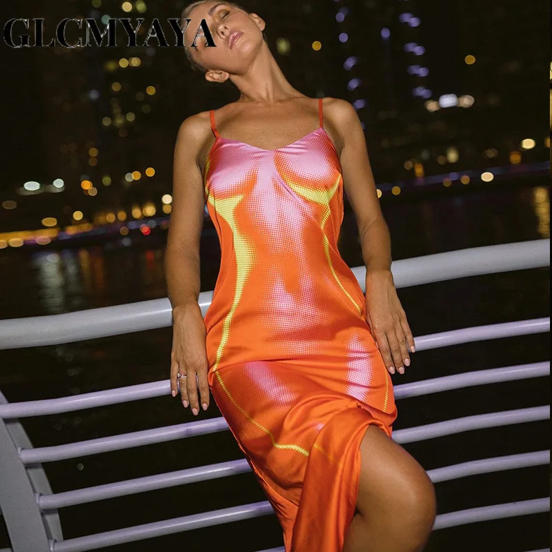 

Женское платье с открытой спиной и V-образным вырезом