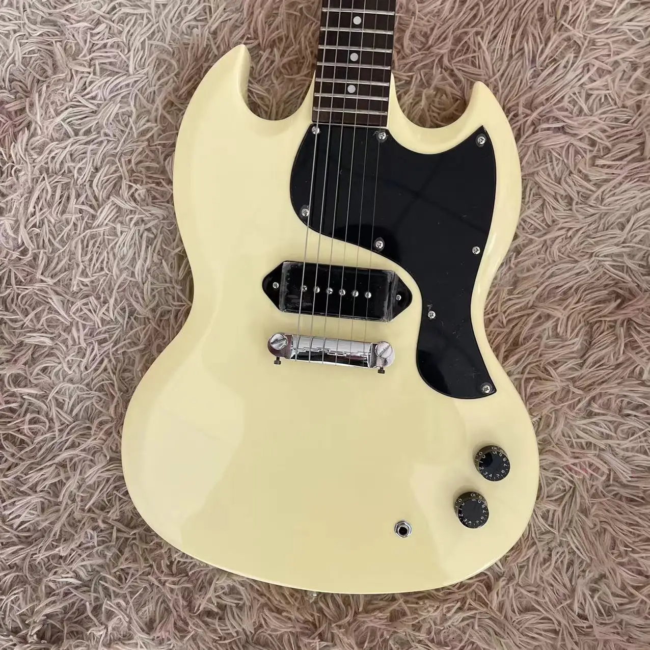 

SG all-in-one electric guitar, mahogany yellow body, black guard plate, P90 pickup, inverted pull chord plate, rosewood fingerbo