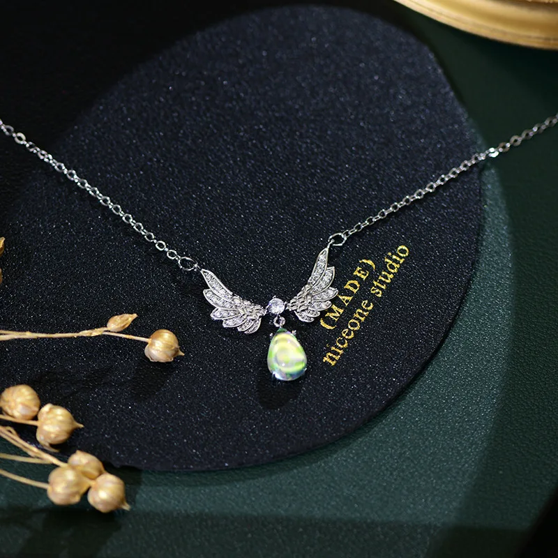 

Exquisite Heart Shaped Angel Wings Zircon White Stone Chain Pendant Necklace Ladies Temperament Jewelry Shiny Zircon Gift