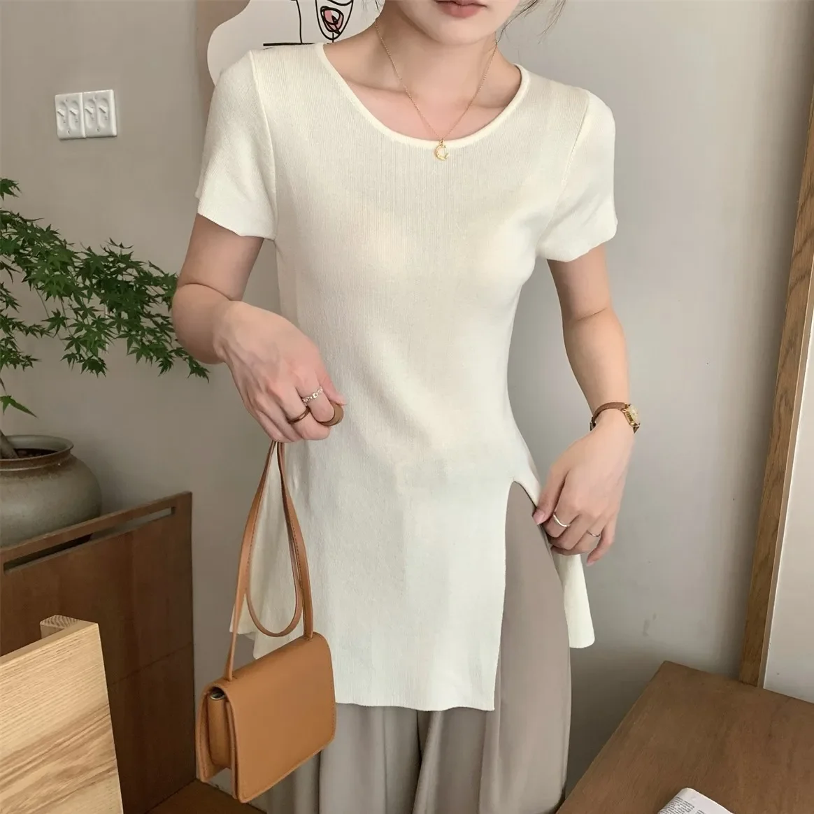 Лето 2023 утягивающий вязаный топ средней длины в американском стиле с боковым