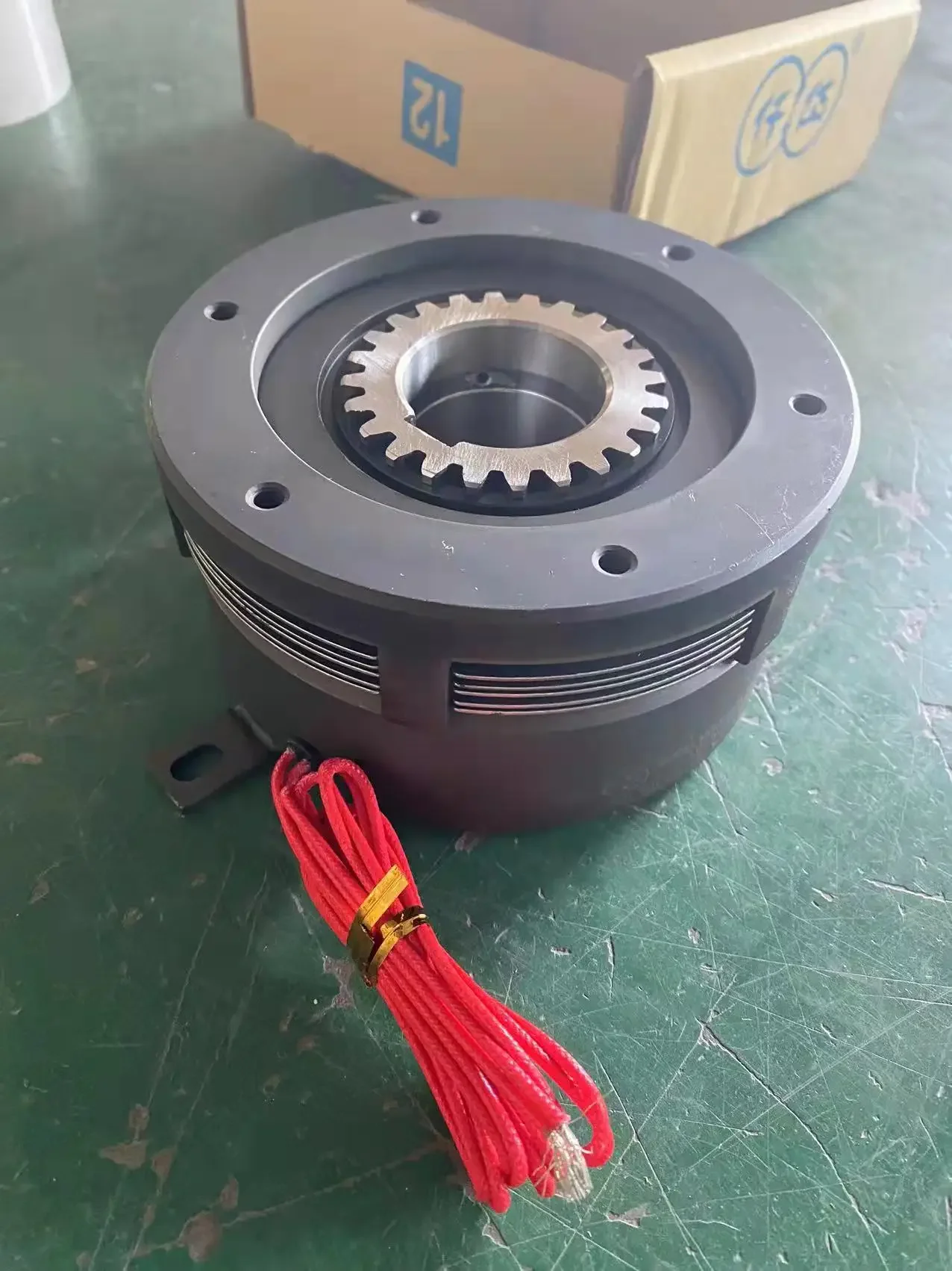 Комбинация электрического магнитного порошкового тормоза с точным откликом для