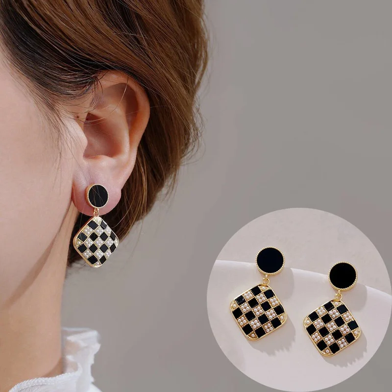 

New S925 silver needle black and white checkerboard rectangular design sense geometric checkerboard pendant pearl stud earrings