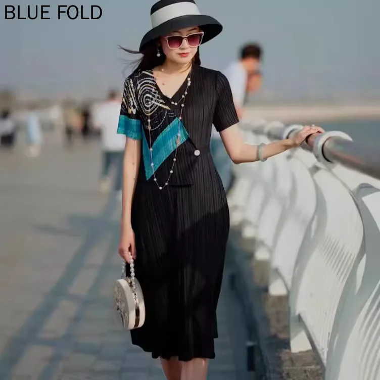 Платье женское Плиссированное контрастного цвета с V-образным вырезом и