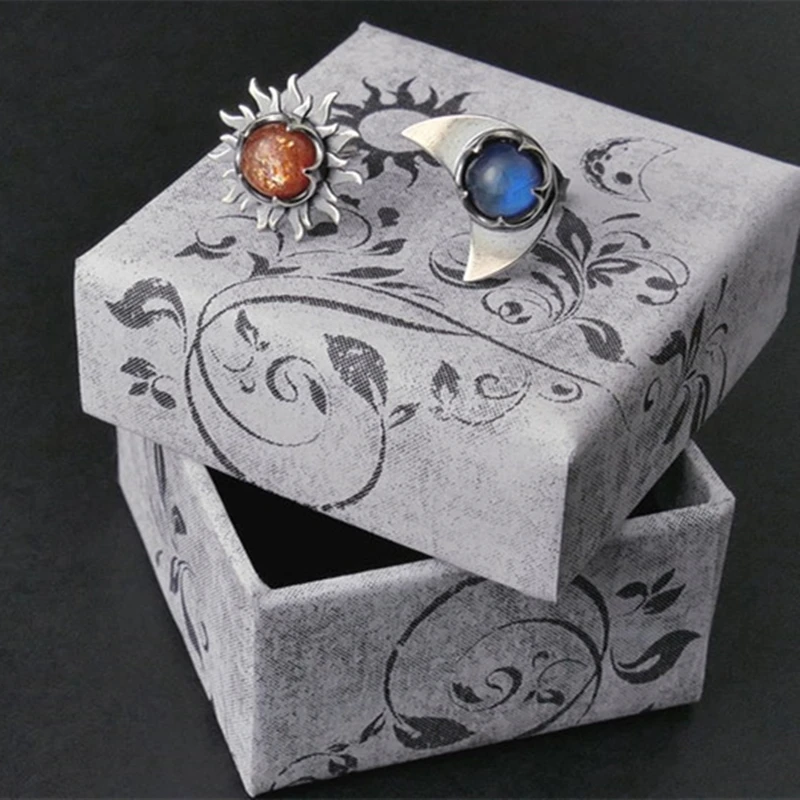 Женские серьги-гвоздики с лунным камнем серебряного цвета |