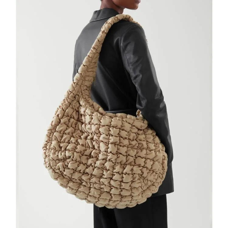 

Fashion Ladies Quilted One Shoulder Bag Cloud Shape Bag Brown 2023 Spring New Dumpling Tote Bags Women Zipper Messenger Down Bag