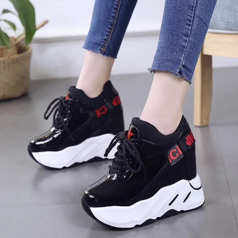 

Женские повседневные туфли на каблуке 12 см, сезон осень-весна, увеличивающие рост белые и черные кроссовки, женская кожаная обувь, новинка