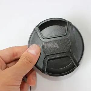

Universal Camera Lens Center Pinch Snap-on Front Lens Protect Cover 77mm Lens Cap Holder Keeper For DSLR Plastic Black Wholesale