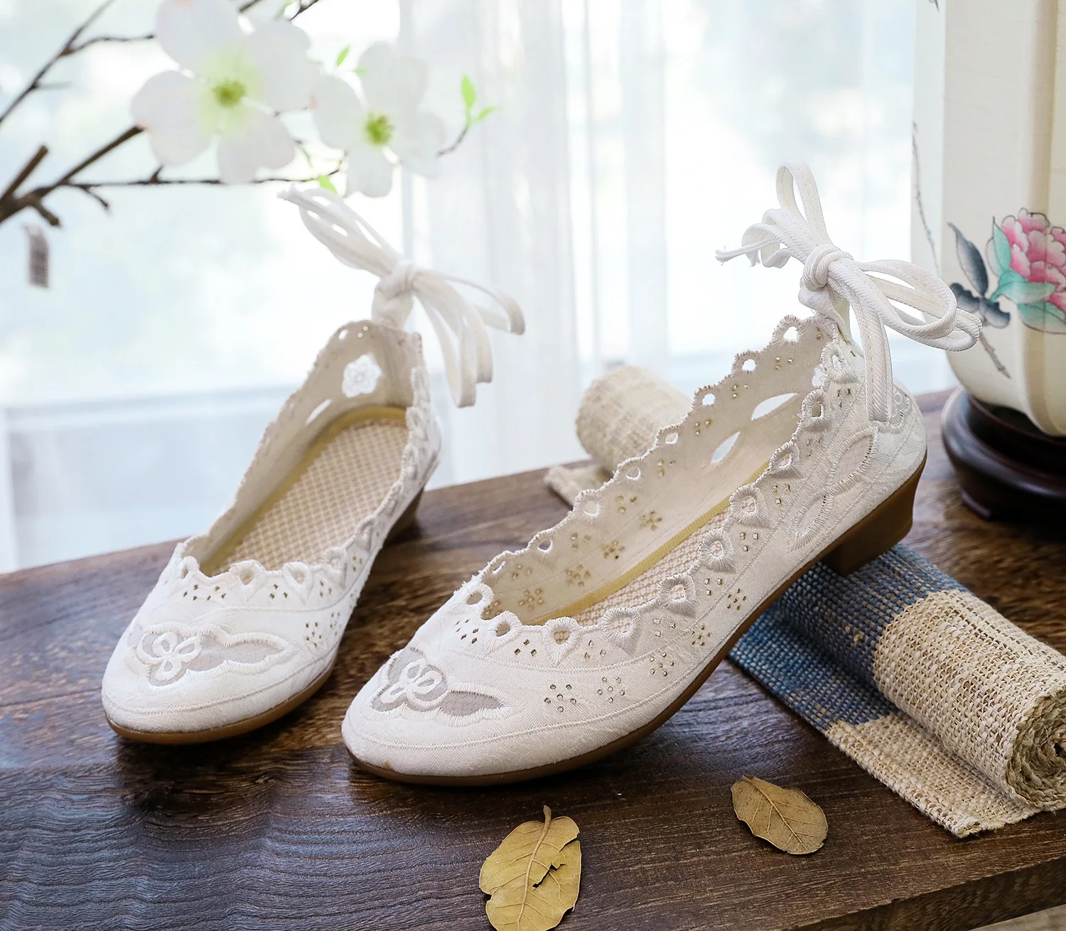 

Новые Элегантные туфли в старинном стиле ретро маленькие сандалии с разбитым каблуком Этническая ветровая вышитая обувь Hanfu