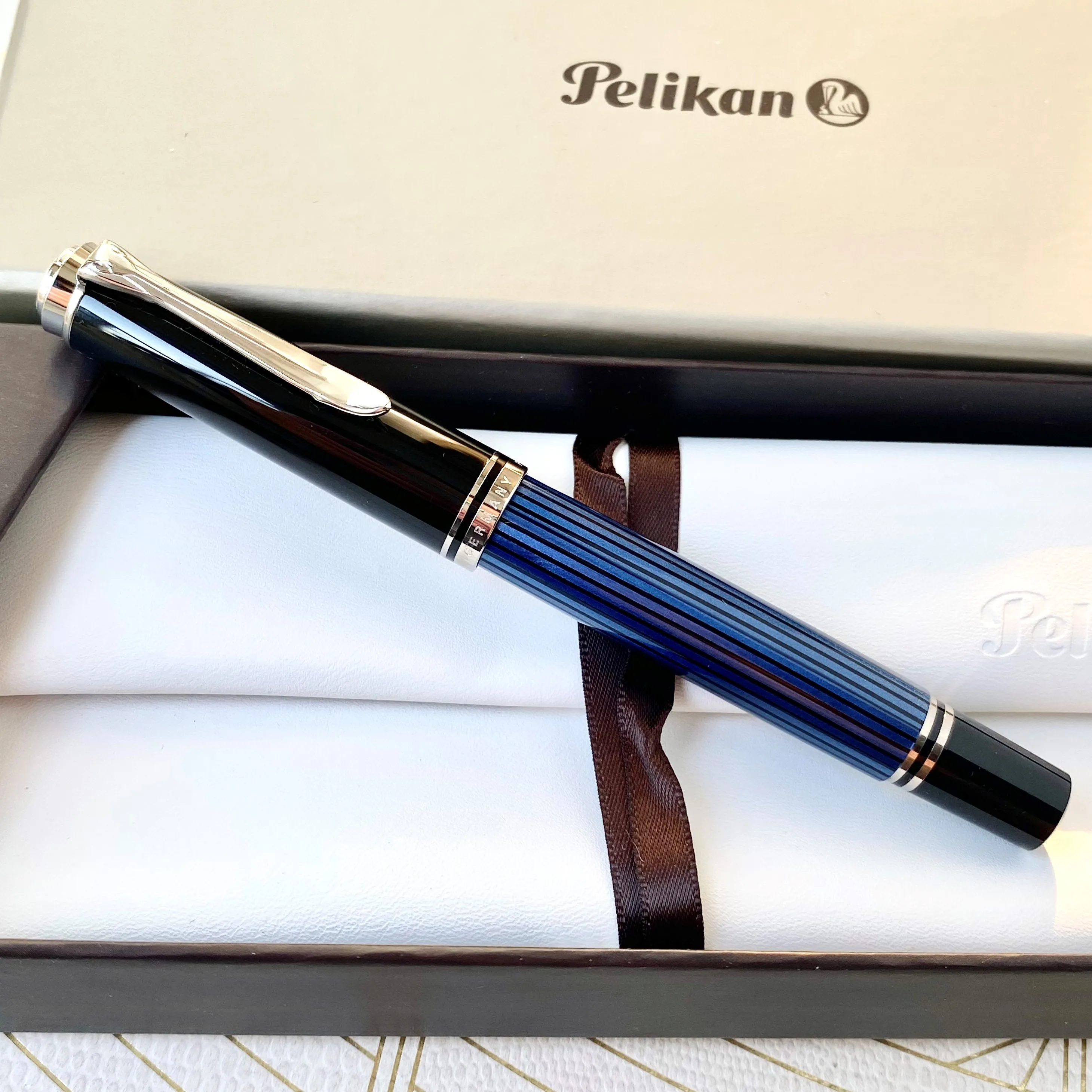 

Ручка перьевая Pelikan M400/M405, карандаш с белым черепаховым замком в немецкую полоску, с золотым наконечником 14 к, поршневая, деловой подарок