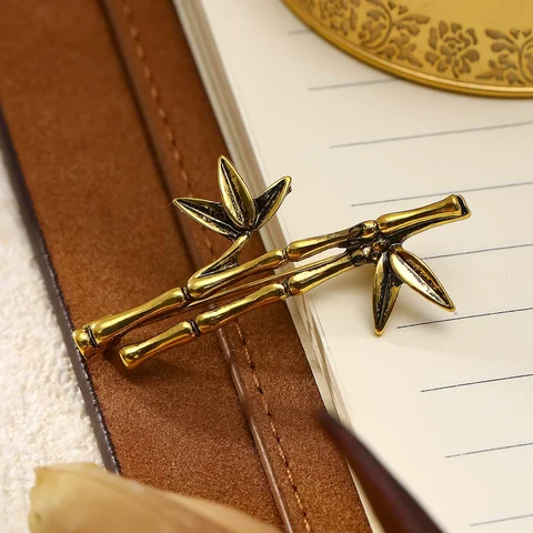 Бамбуковая брошь-листик