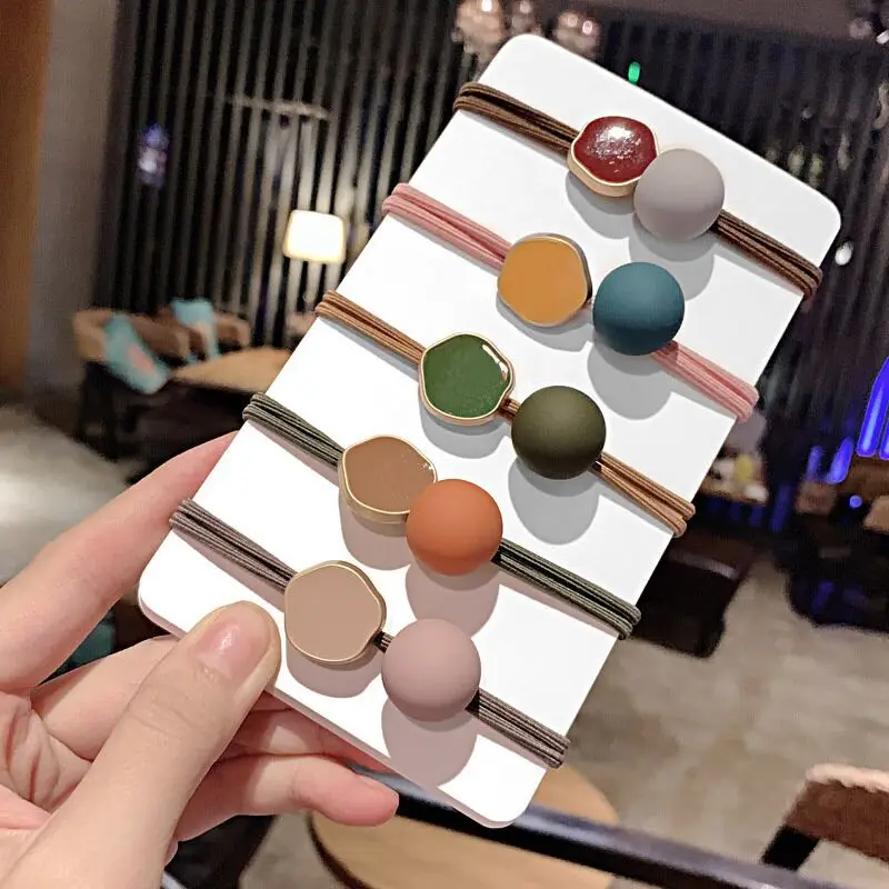 

Кожаный ремешок для волос с круглыми бусинами и цветами