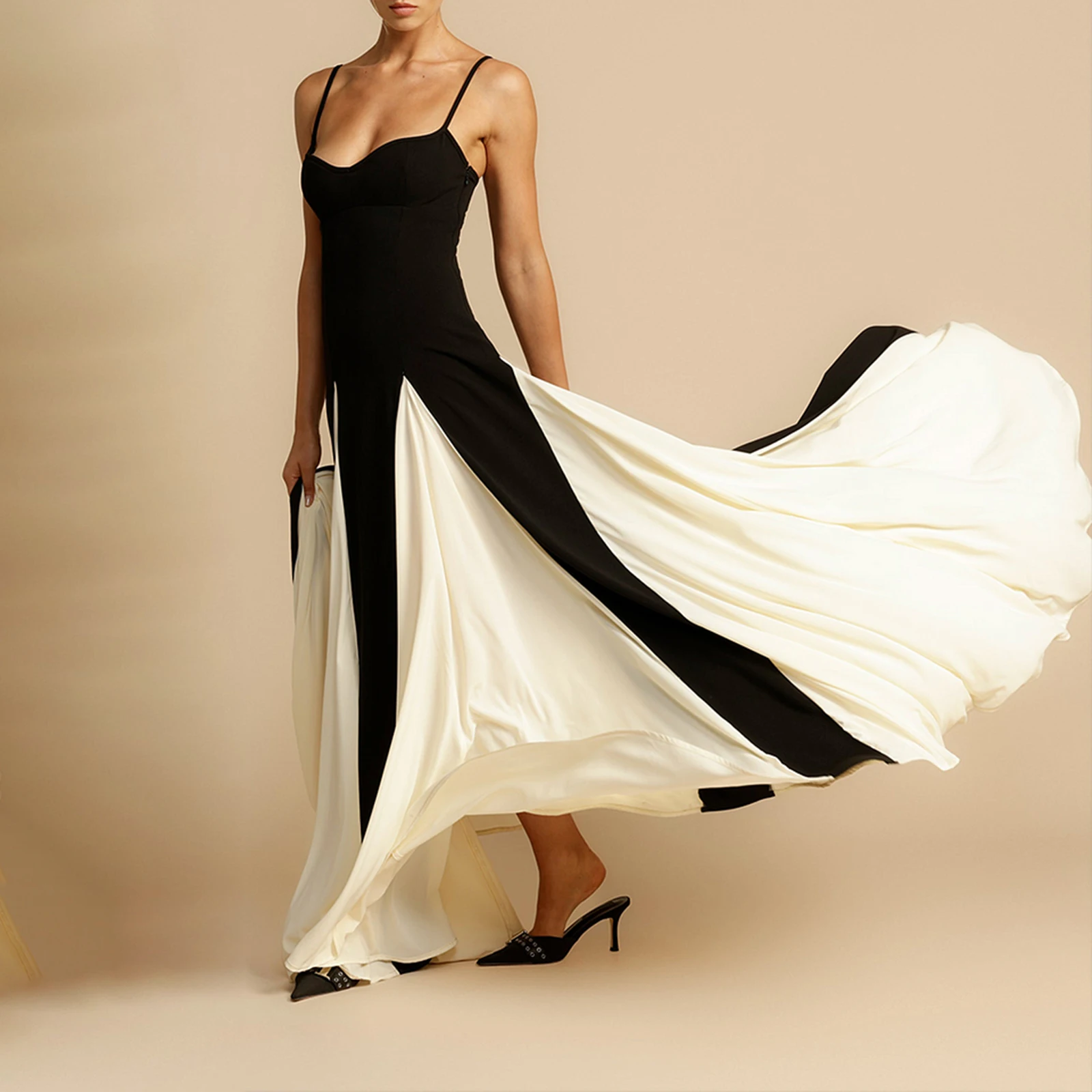 Женское платье на тонких бретельках контрастного цвета с струящимся подолом и