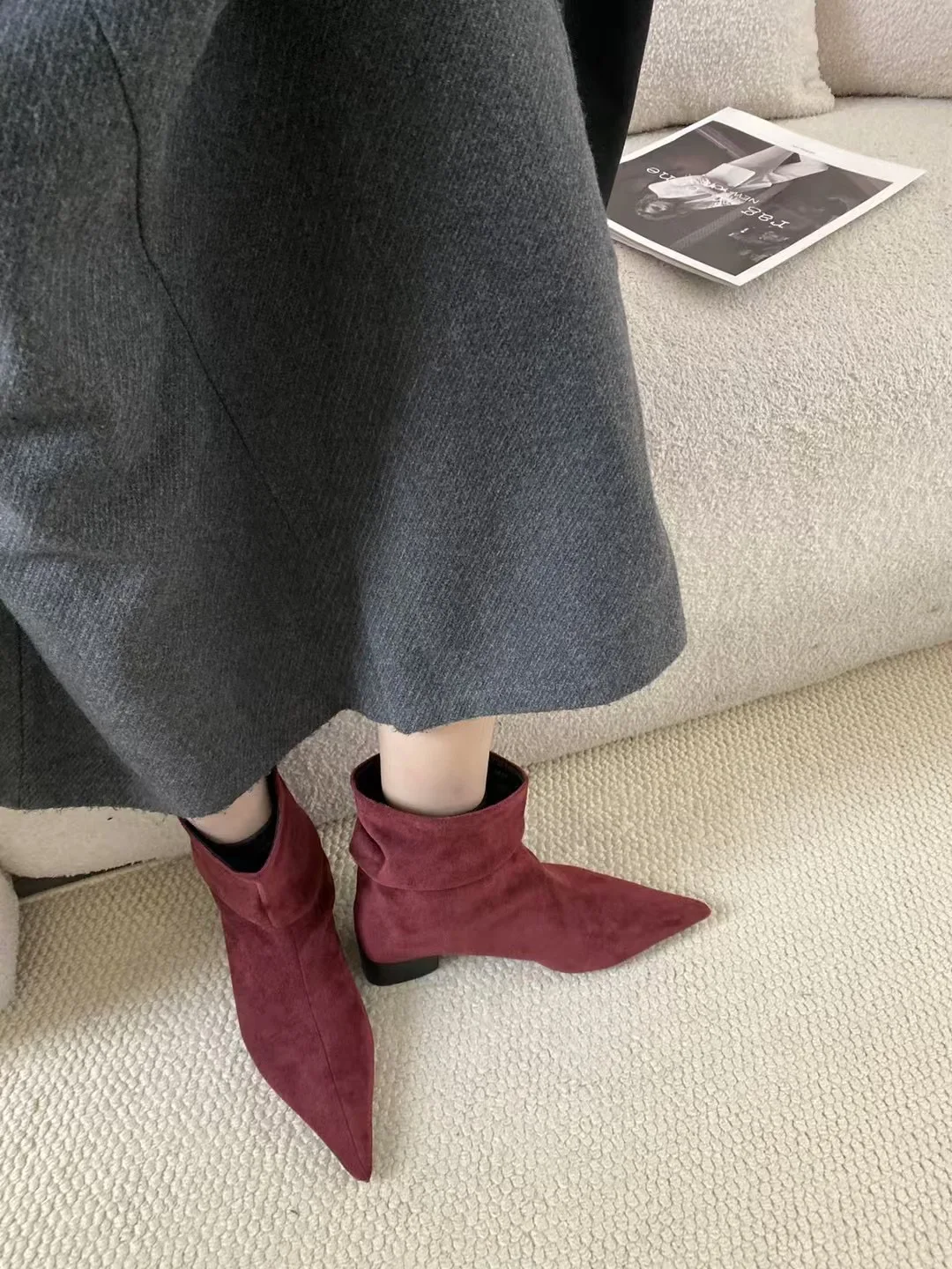 Женские ботильоны из флока с острым носком короткие ботинки на плоской подошве и