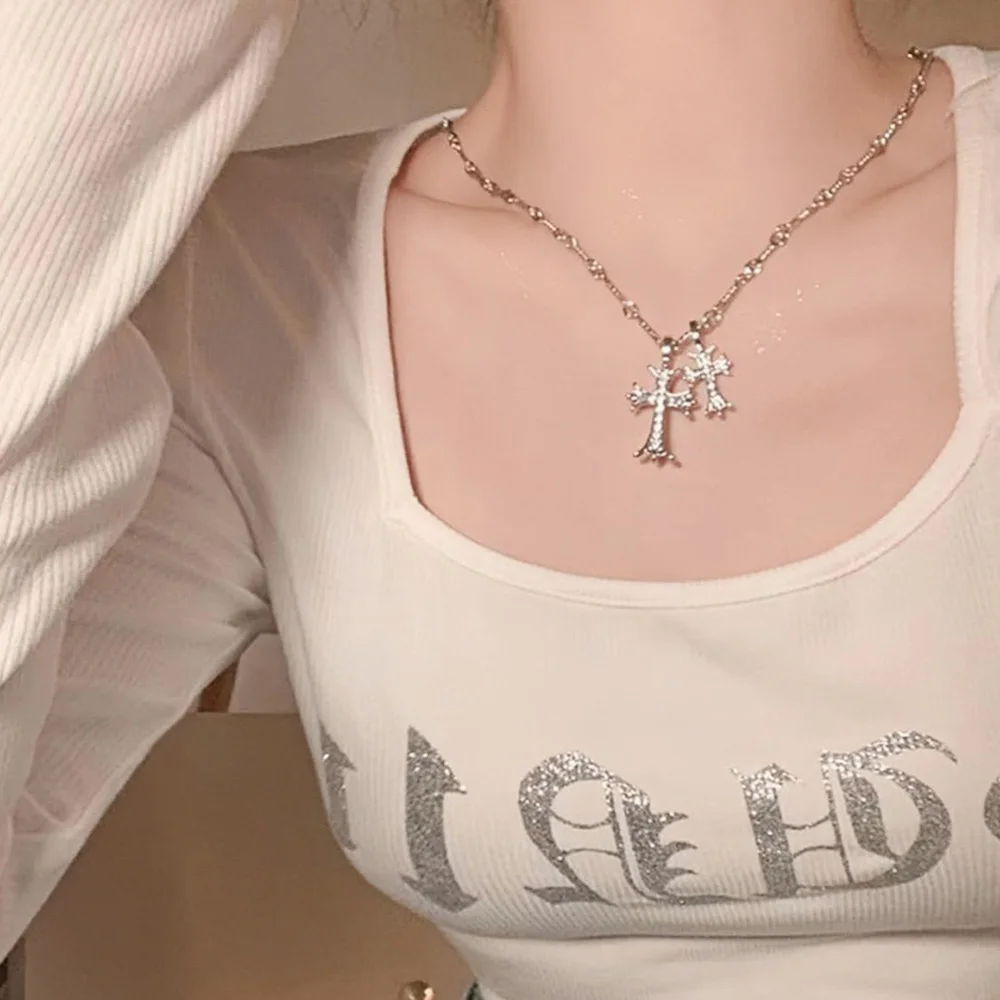 Женское ожерелье с двойным крестом и стразами