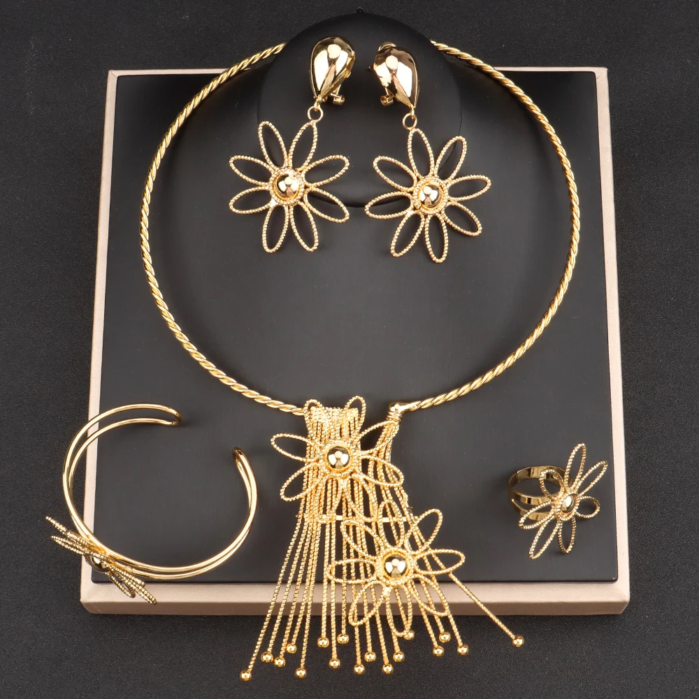 Комплект женских ювелирных изделий из колье браслета и кольца |