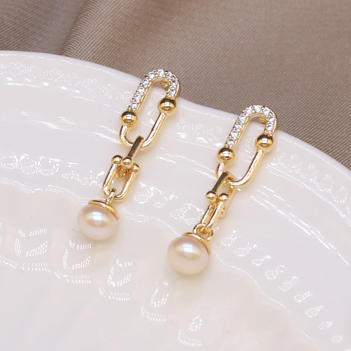 

Fashion Natural White Pearl Stud Earrings Gold Plated Alloy Earring High Quality for Women Trendy Jewelry Party Gifts
