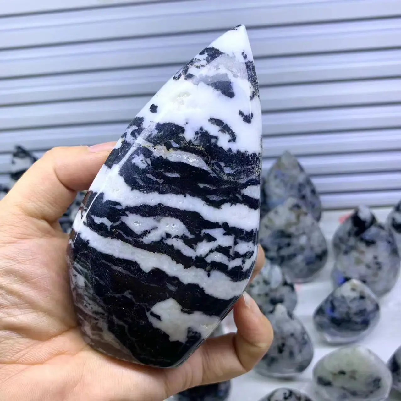 

180-200g Natural Black Zebra Tower Healing Crystal Stone Ornaments Energy Stela For Home Decoration