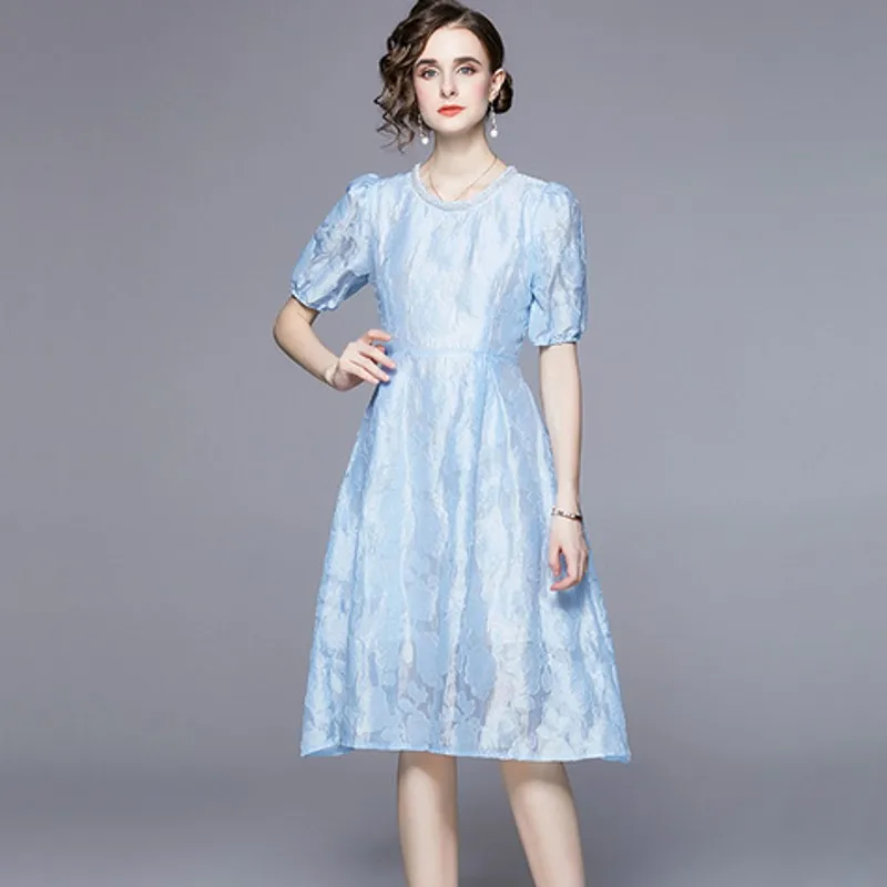 

Французское нишевое нежное голубое жаккардовое платье средней длины с рукавами-фонариками в стиле ретро