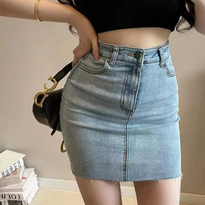 

Женская облегающая мини-юбка с завышенной талией и необработанными краями