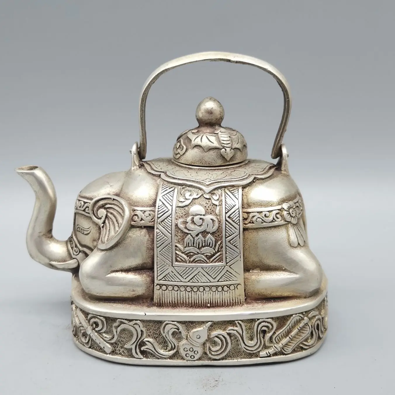 

Collect Chinese Boutique Tibetan Silver White Copper Sculpture Lucky " Elephant" Pot Metal Crafts Home Decoration