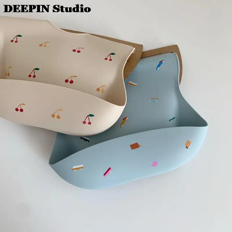 

Новинка 2022, детский слюнявчик DEEPIN Studio на весну и лето, посуда с мультяшным принтом, Силиконовый водонепроницаемый слюнявчик, безопасный силиконовый, легко чистится