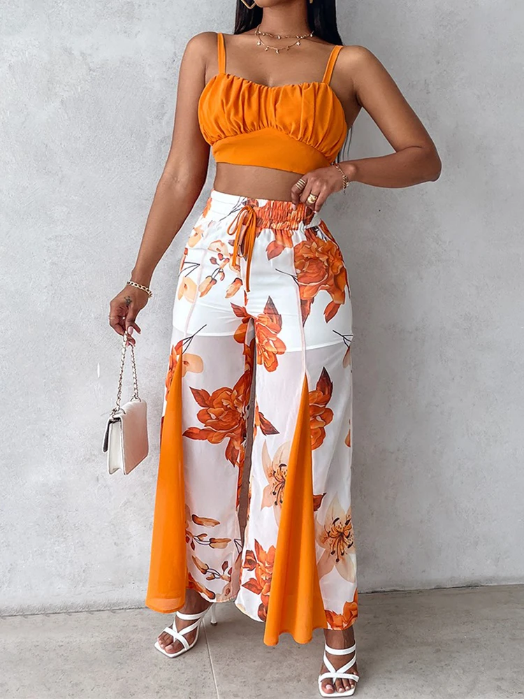 Топ на бретельках с рюшами и широкие брюки цветочным принтом