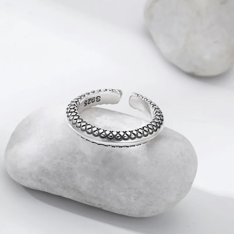 Женское и мужское кольцо в виде серебряного дракона