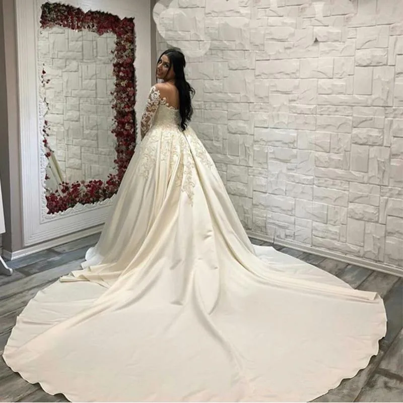 

Пользовательские большие размеры саудовские арабские кружевные атласные свадебные платья с длинным рукавом глубоким круглым вырезом женское свадебное платье со шлейфом