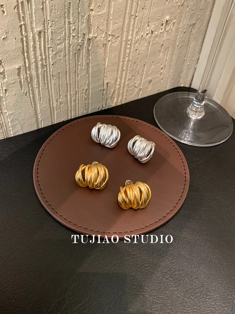 

LONDANY earrings Simple lines winding three-dimensional sense of French romantic niche design sense earrings