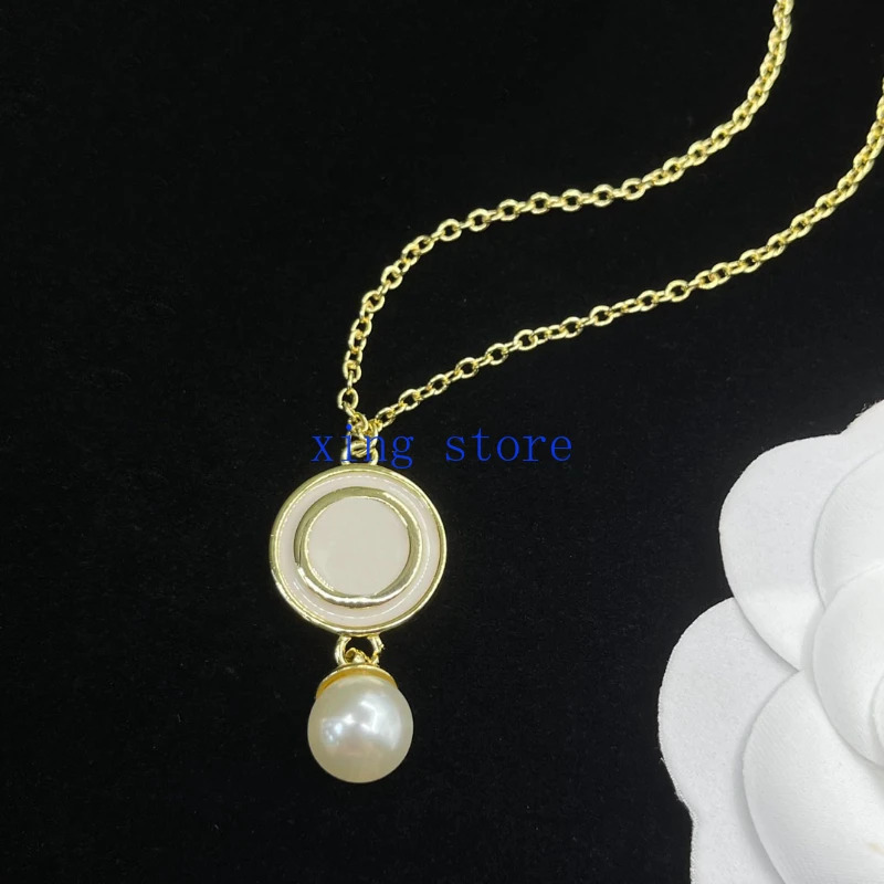2024 Новое модное классическое женское ожерелье с круглым кулоном из