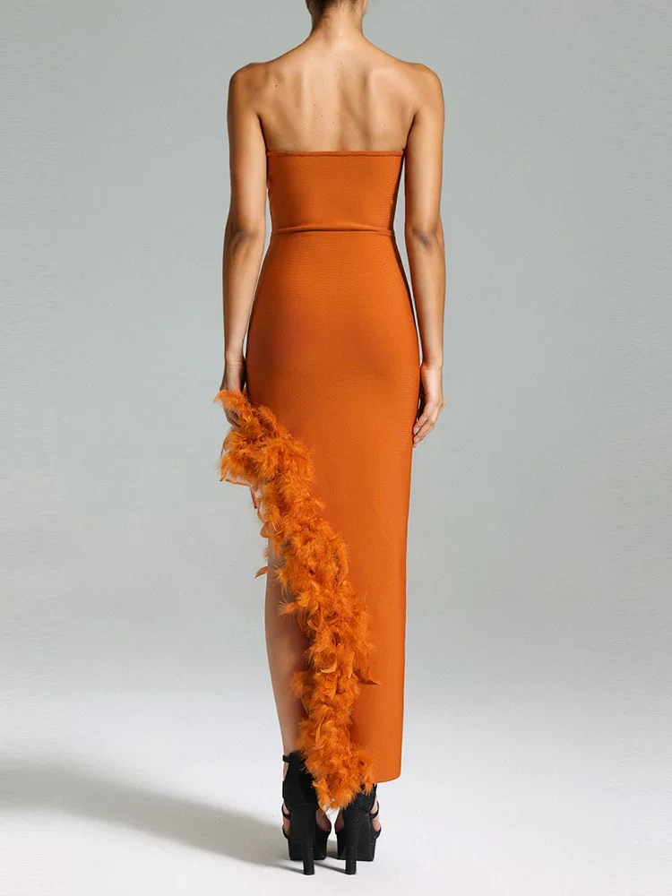Женское платье-макси без бретелек с перьями