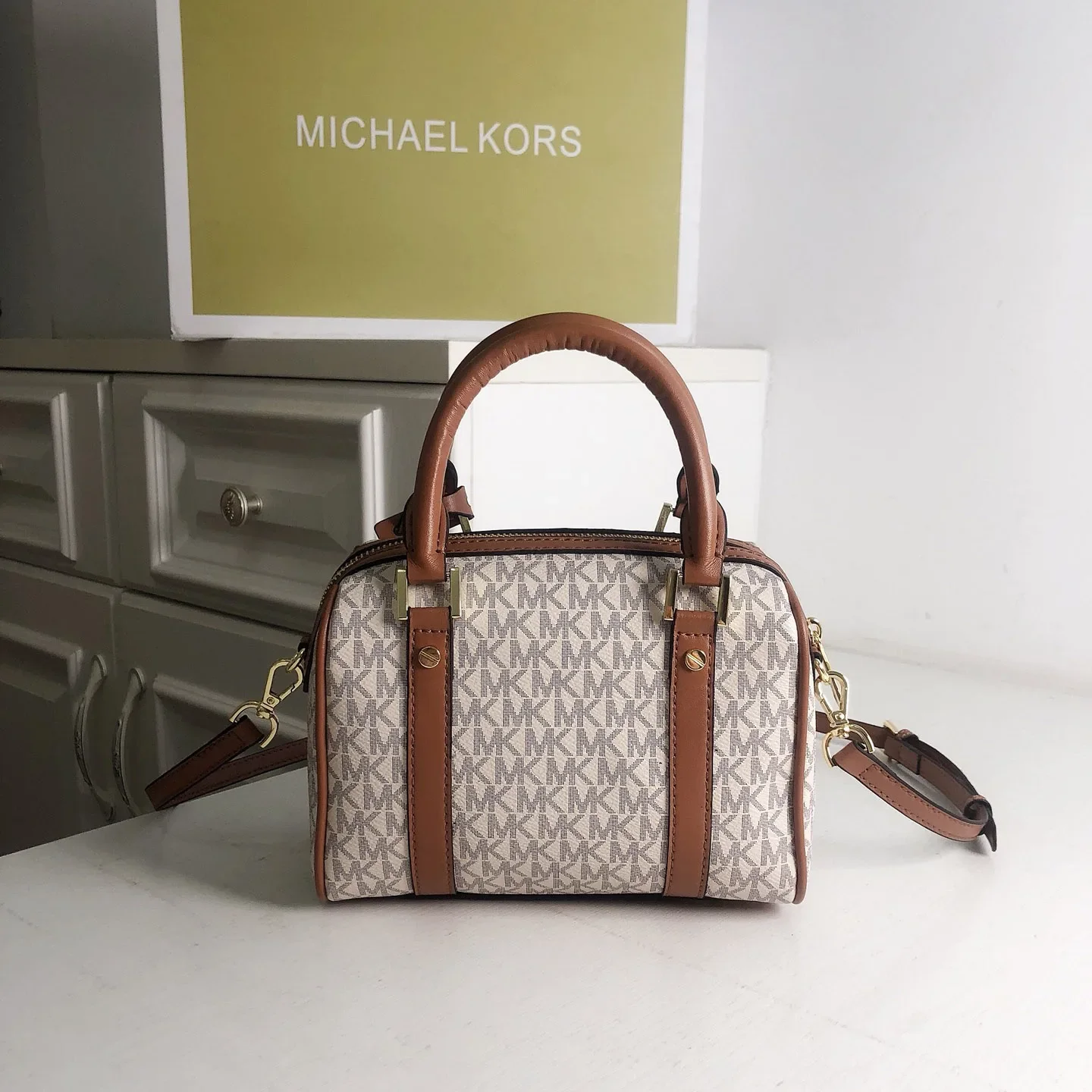 Фото Michael Kors 2026 Оригинальная классическая женская сумка MK в европейском и американском стиле, винтажная кожаная мини-сумка Boston с монограммой №5