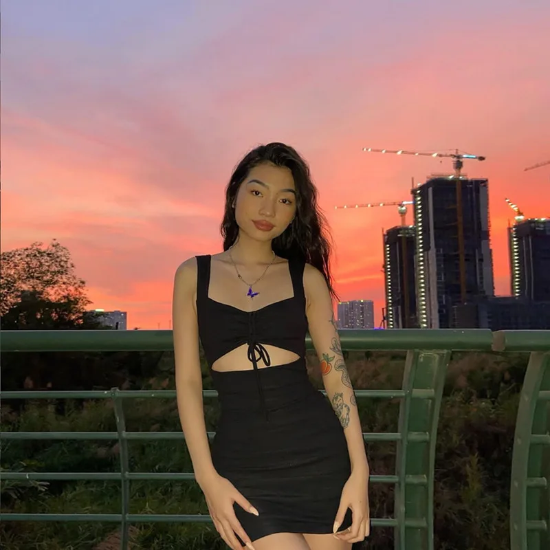 

Женская короткая юбка с открытой спиной и V-образным вырезом