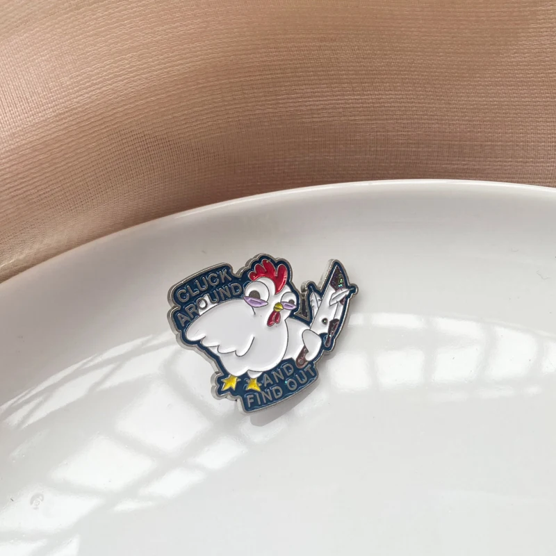 Забавная мультяшная белая эмалированная брошь в виде ножа на петух круглая и