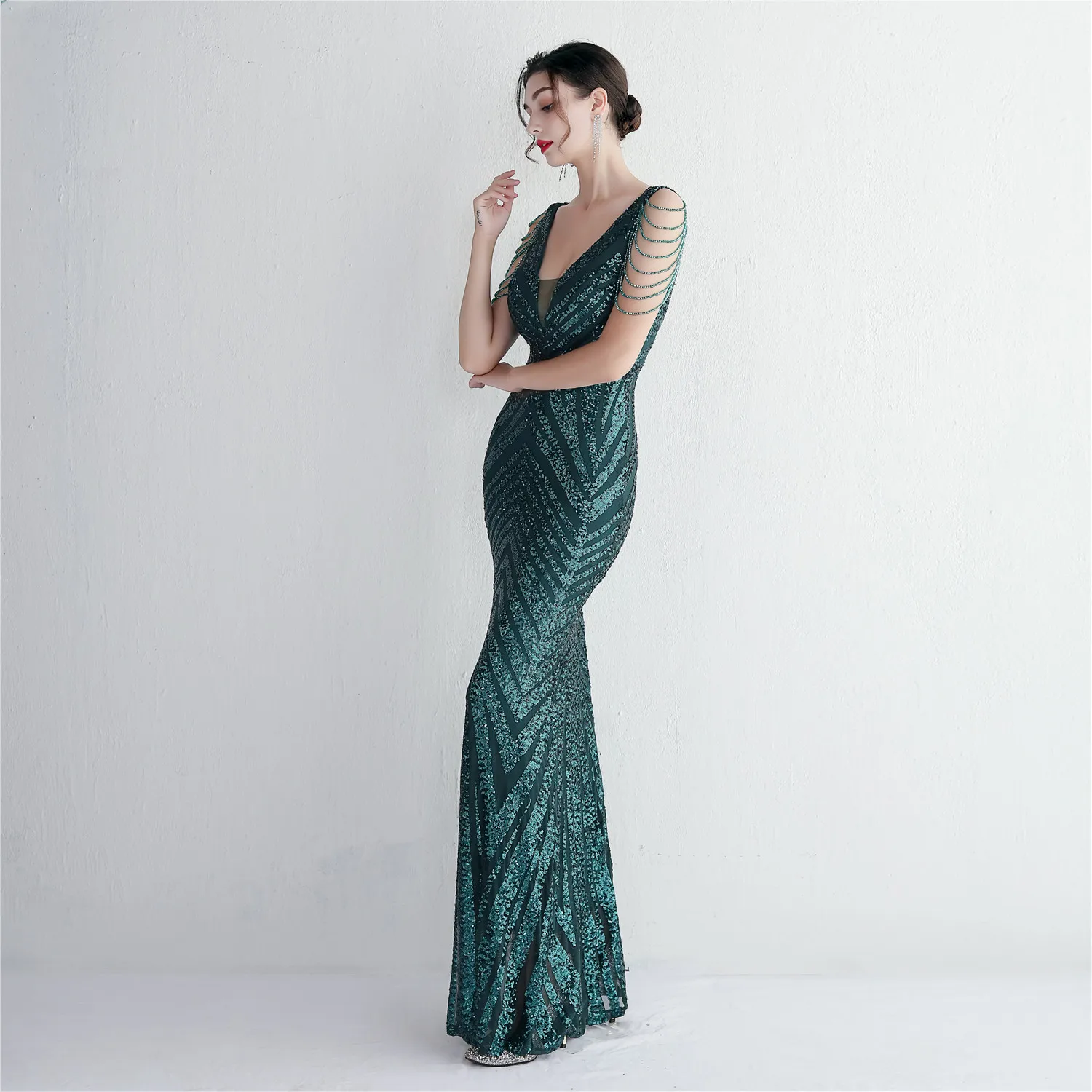 Женское платье в пол длинное эластичное вечернее с бисером осень 2023