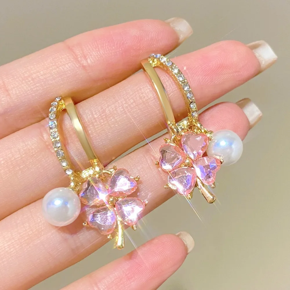 Роскошные розовые серьги-кольца с кристаллами в форме четырехлистного сердца