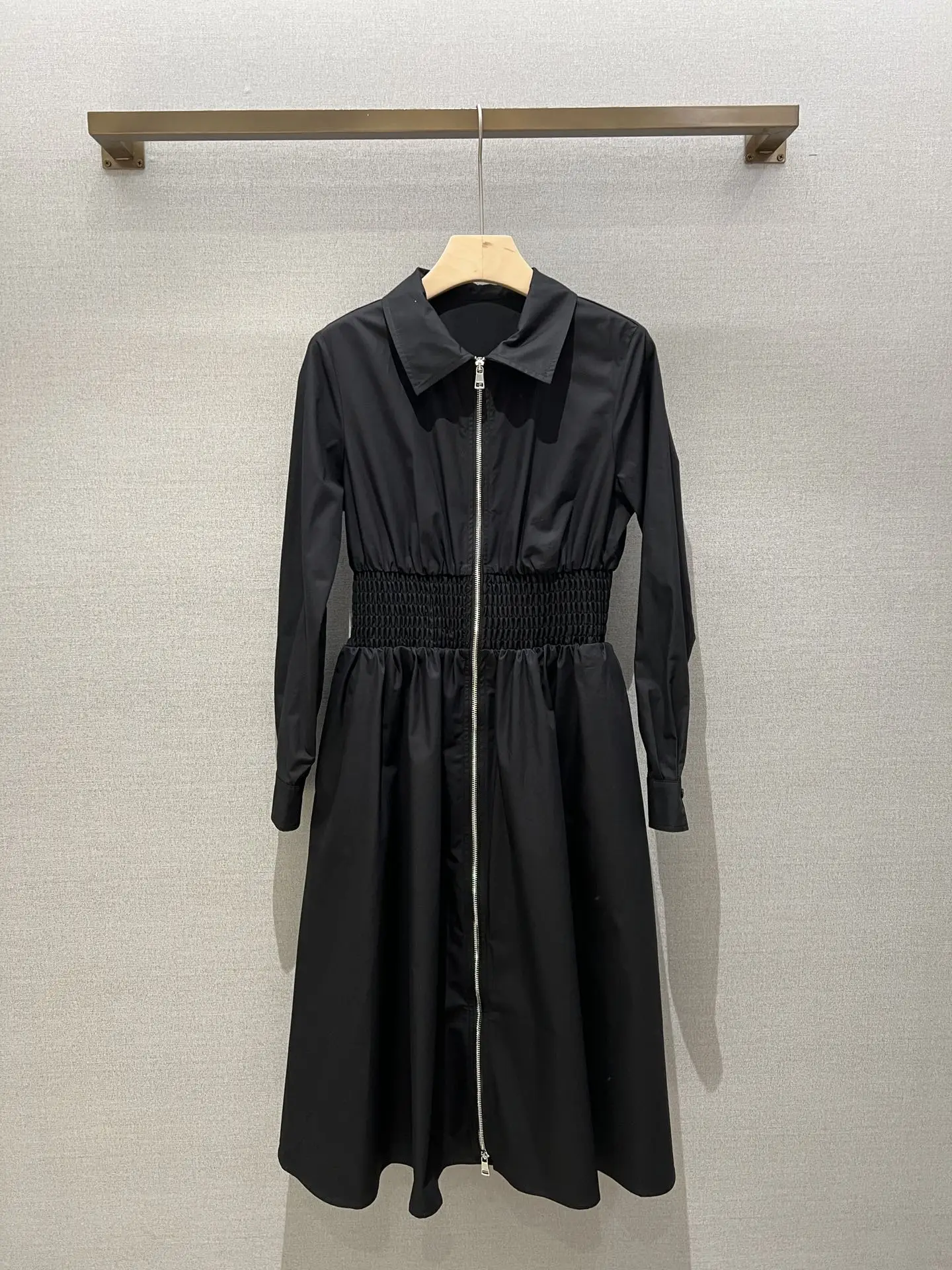 

Новая женская одежда для весны и лета 2023 черное платье-рубашка с длинными рукавами и застежкой-молнией 0413