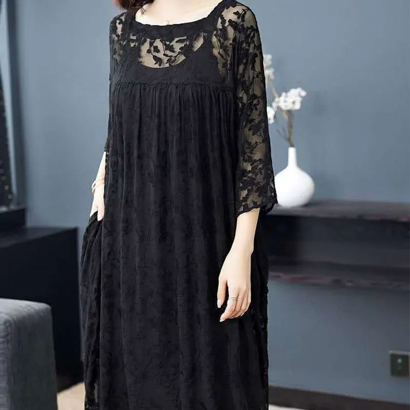 Женское кружевное платье-миди с круглым вырезом и рукавом 3/4