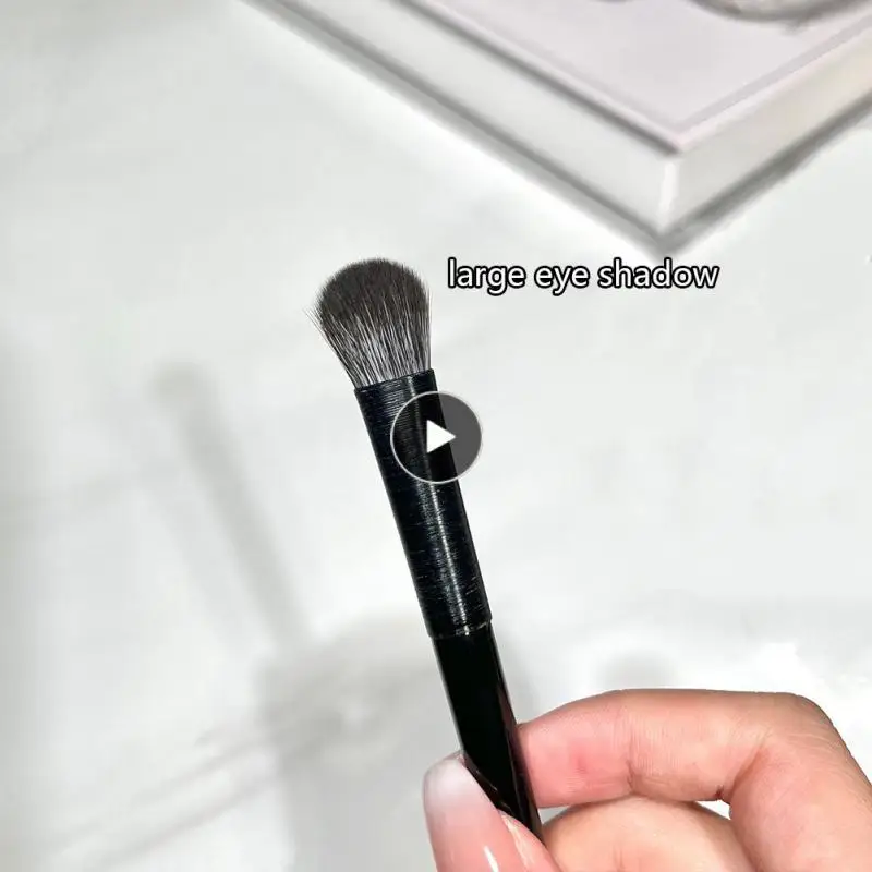 

Single Eye Shadow Brush Makeup Brush Soft Large Detail Tapered Silkworm Eye Shadow Brush Multifunctional Eye Smudge Brush