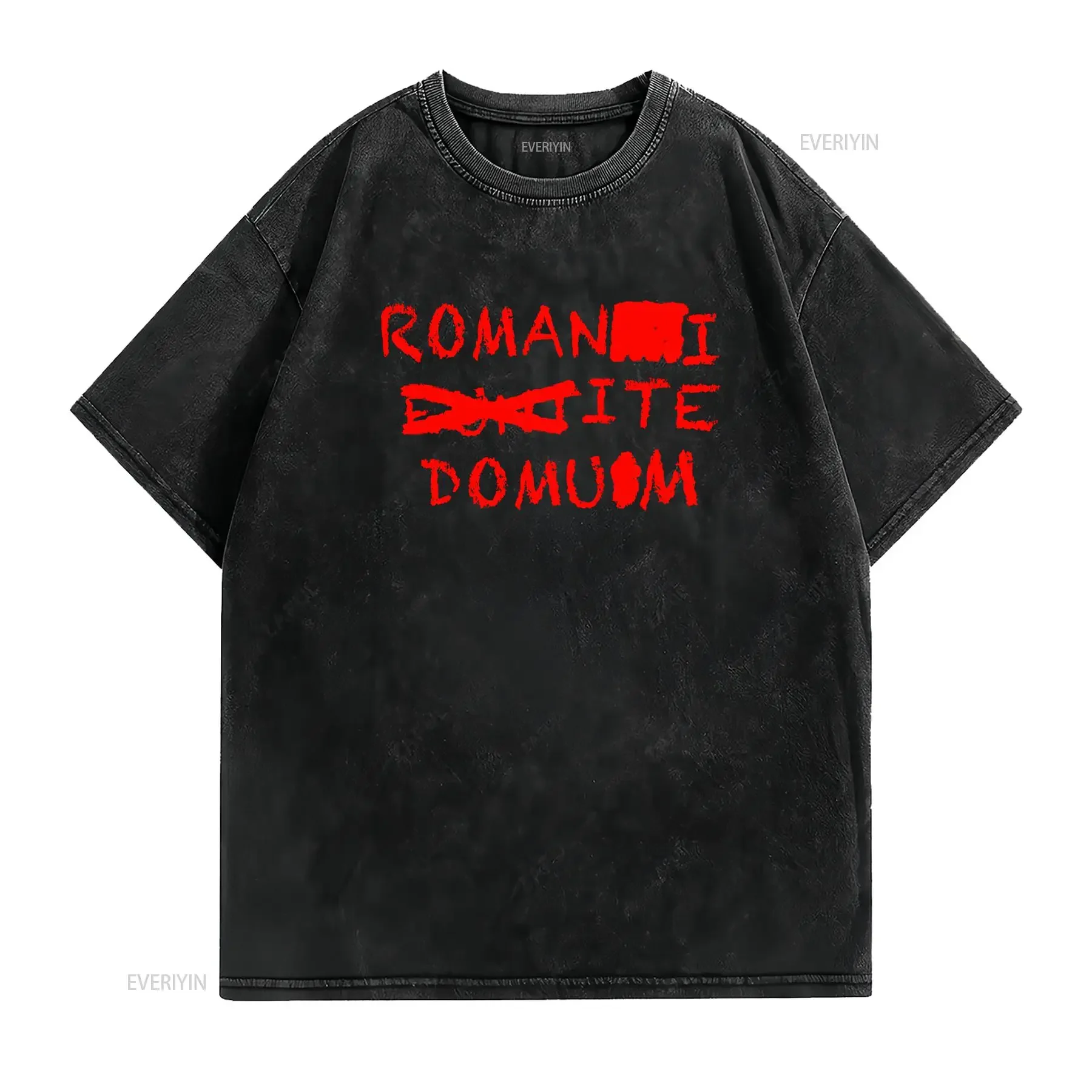 Фото Мужская повседневная футболка Romani Ite Domum черного цвета с текстом на румынском языке красным шрифтом, из дышащего хлопка, стандартного кроя, с винтажным воротником. №2