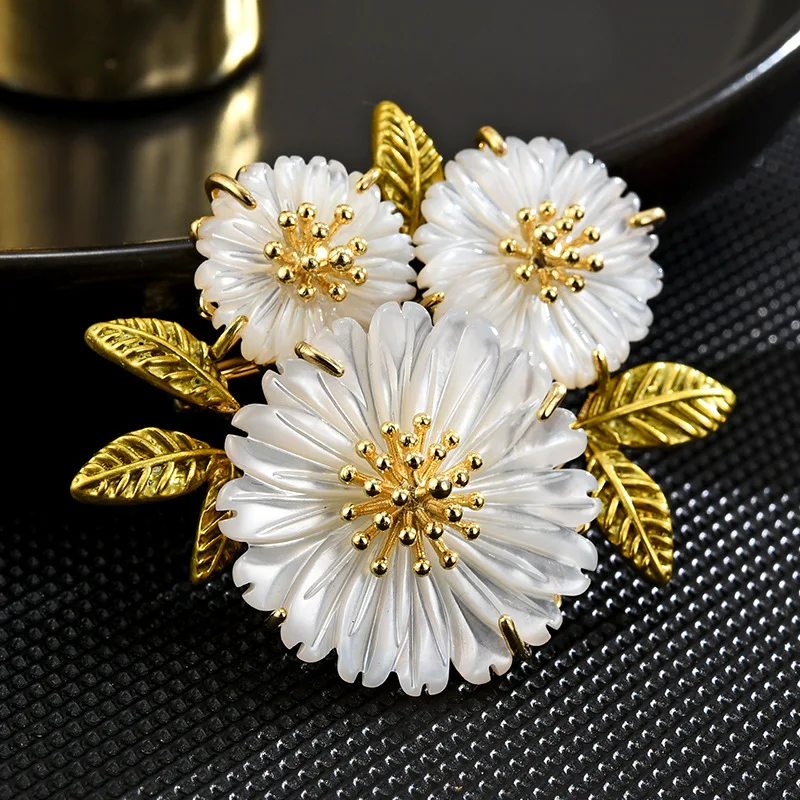 

Fashionable High-end Unique Exquisite Daisy Brooch Small Fresh Luxurious and Luxurious Beimu Plant Corsage Accessories